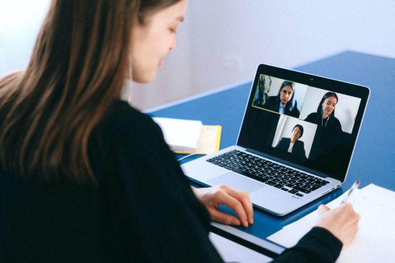 How to Conduct an Efficient Zoom Meeting: 8 Best Practices