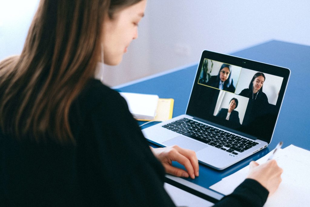 How to Conduct an Efficient Zoom Meeting: 8 Best Practices
